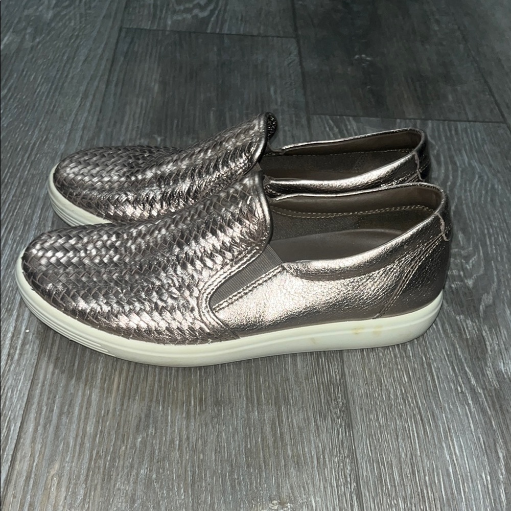 Ecco Silver Metallic Flats with Woven Design. Size 7-7.5 women's.